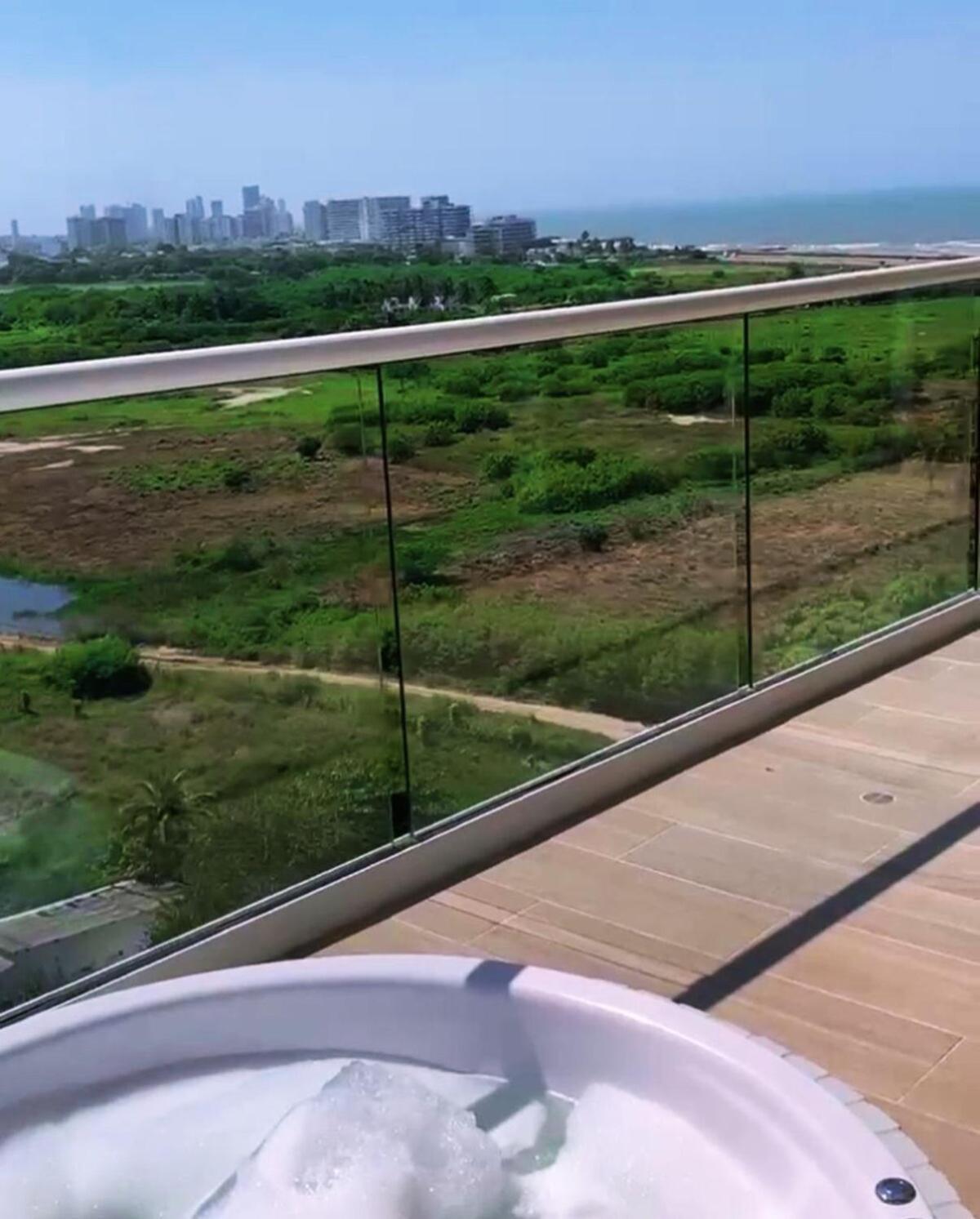 13th Floor, With Jacuzzi Apartamento